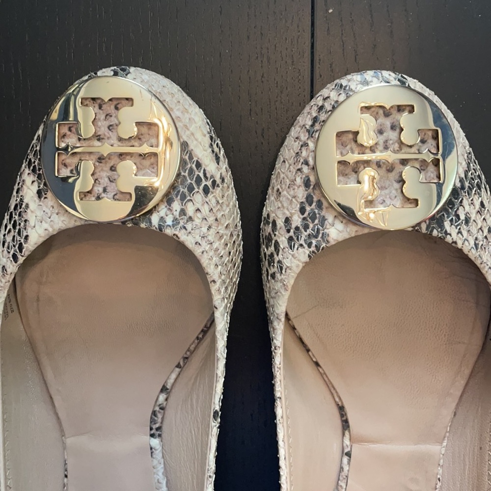 Tory Burch Reva Ballet - Roccia Python Print/Metal Logo - Picture 2 of 7